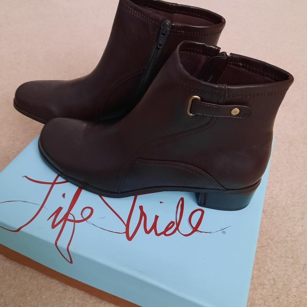 LifeStride "Scramble " Side Zip Bootie.  NWT.